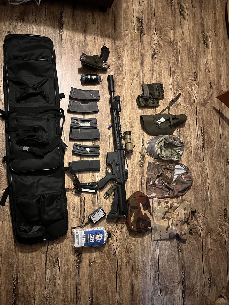 Arma airsoft + echipament