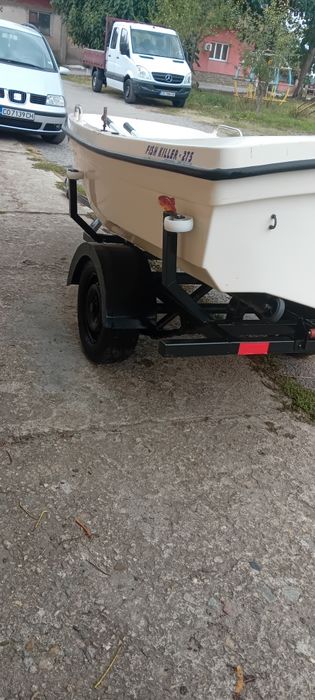 Лодка с колесар и двигател