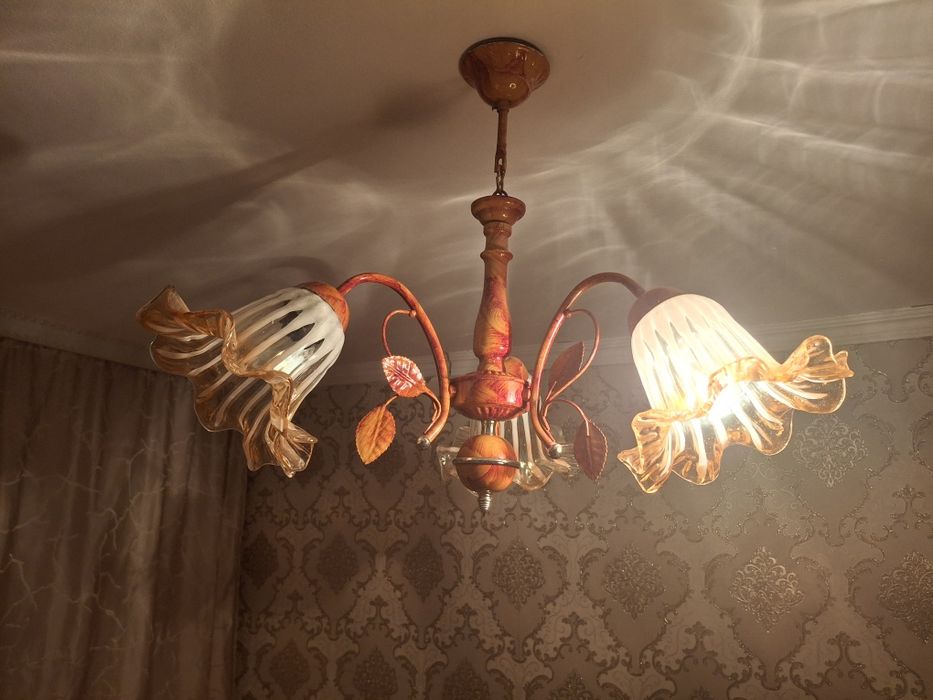продам 2 люстры работают за 2 штуки 2000 т ш