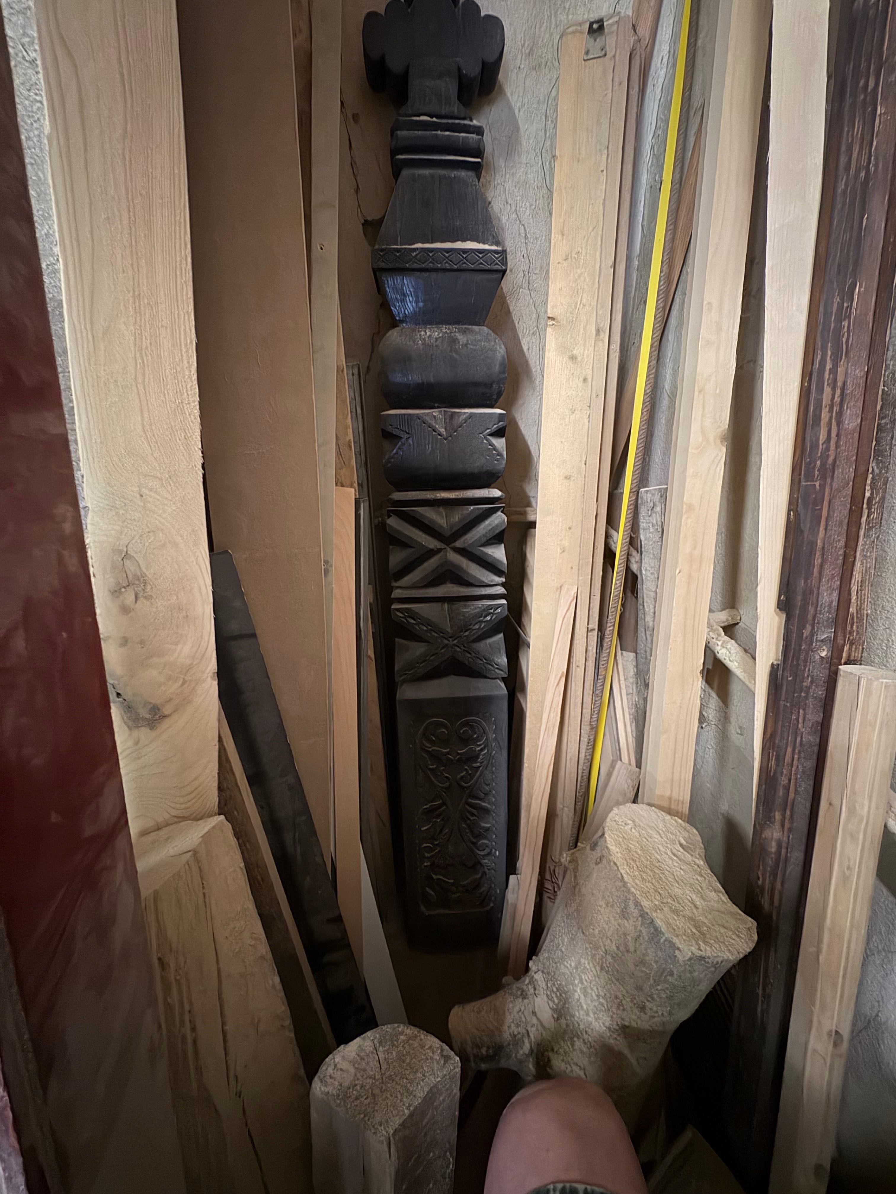Stalp funeral lemn sculptat