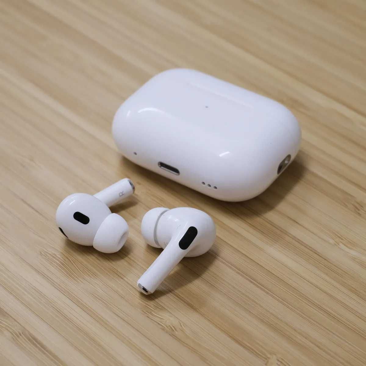 "Apple AirPods Pro - Висококачествени Безжични Слушалки''