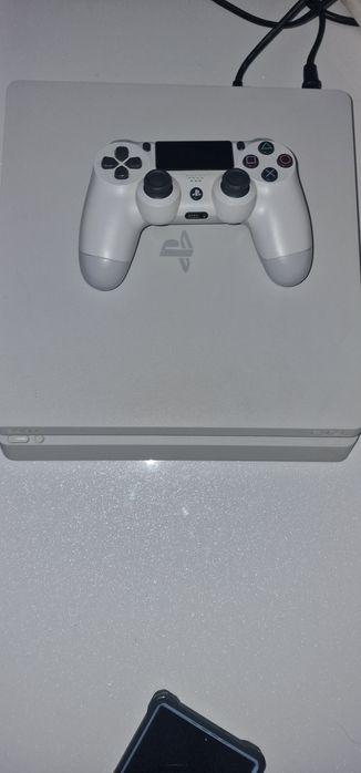 Vând PlayStation 4