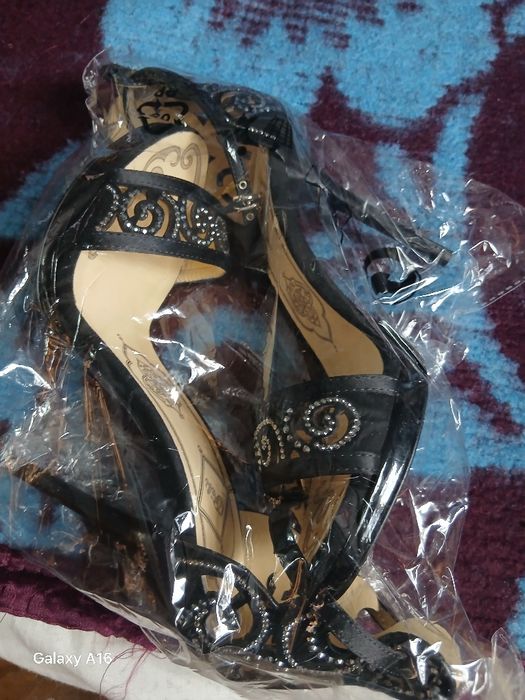 Sandalele moi ușoare elegante