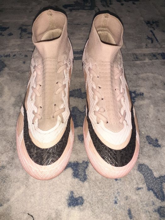 Nike butsi tezaz yaxshi  Navoiy shahri  kelishamiz tel qiling gaplasha