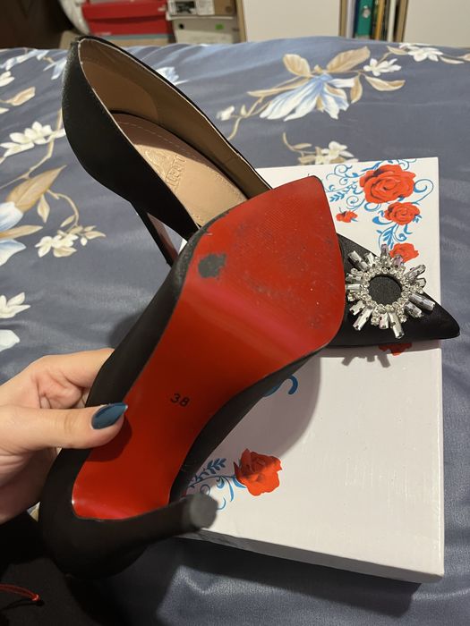 Елегантни черни обувки на висок ток