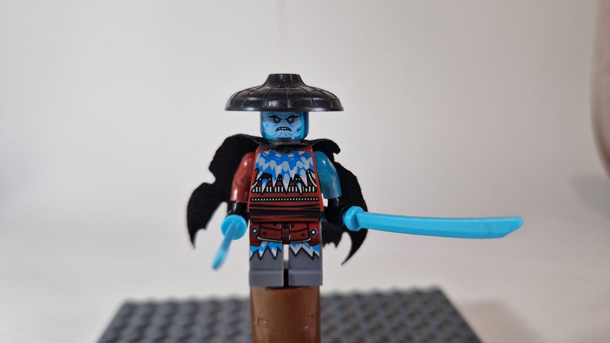 Продаю Lego ninjago по 11 сезону коробка и инструкция имеются