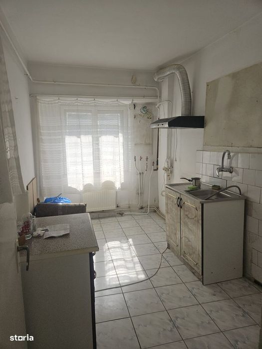Apartament 3 camere zona Lic. Mihai Eminescu , necesita renovare