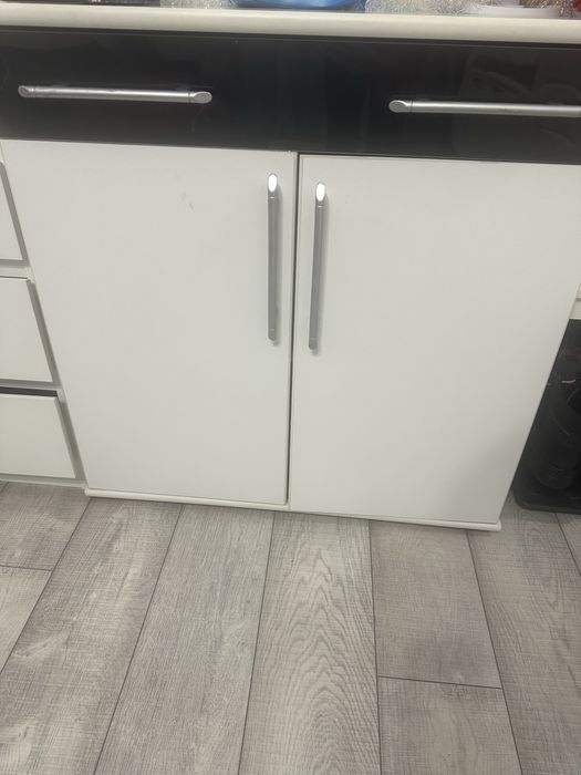 Vand 2 comode urgent