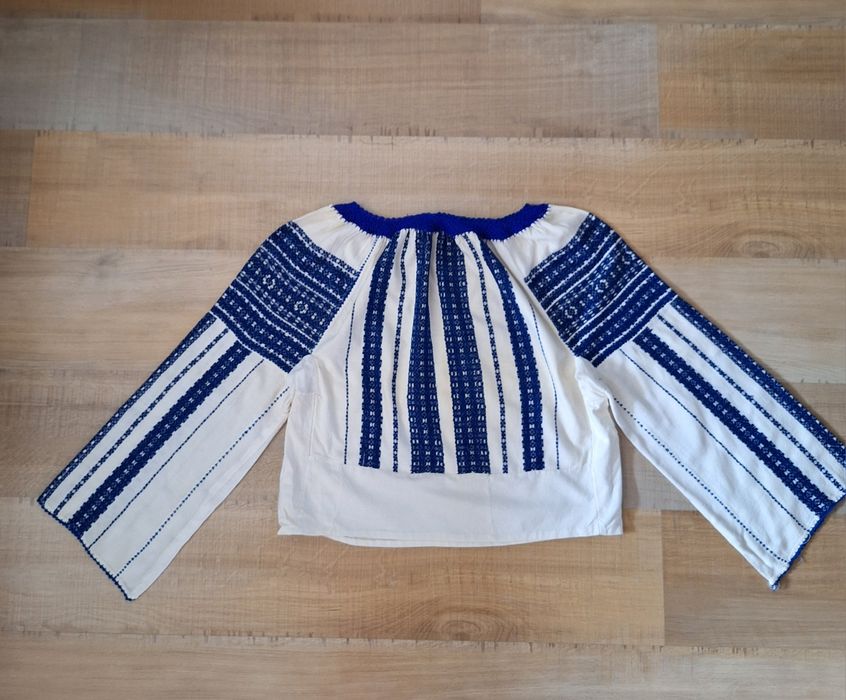 Vand urgent costum national compus din ie,sorturi,poale si bete