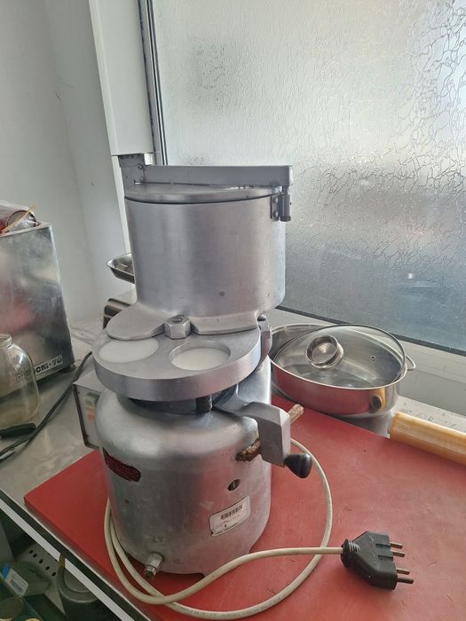 Формовачна машина за кюфтета и бургери