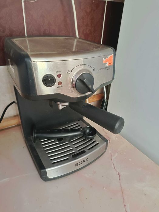 Кофеварка Bork для эспрессо и капучино,