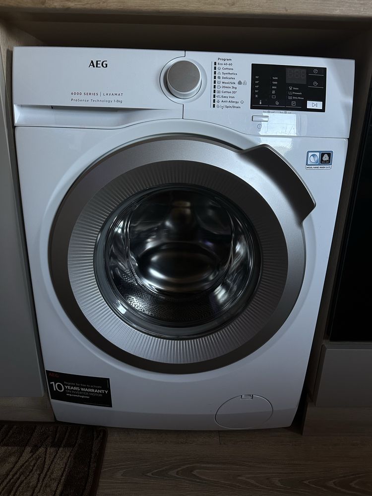 Продавам пералня AEG