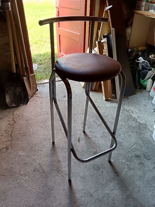 Vând scaune bar din metal