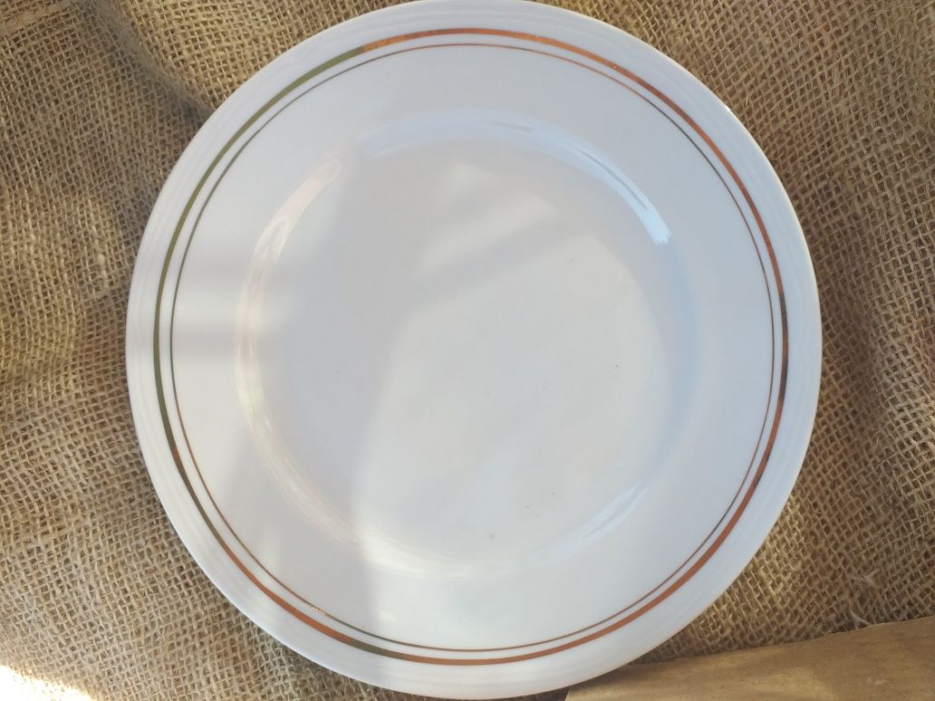 Нови порцеланови чинии със златен кант.