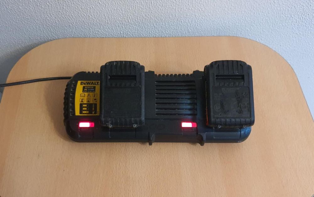 Vând încărcător și baterii DeWalt