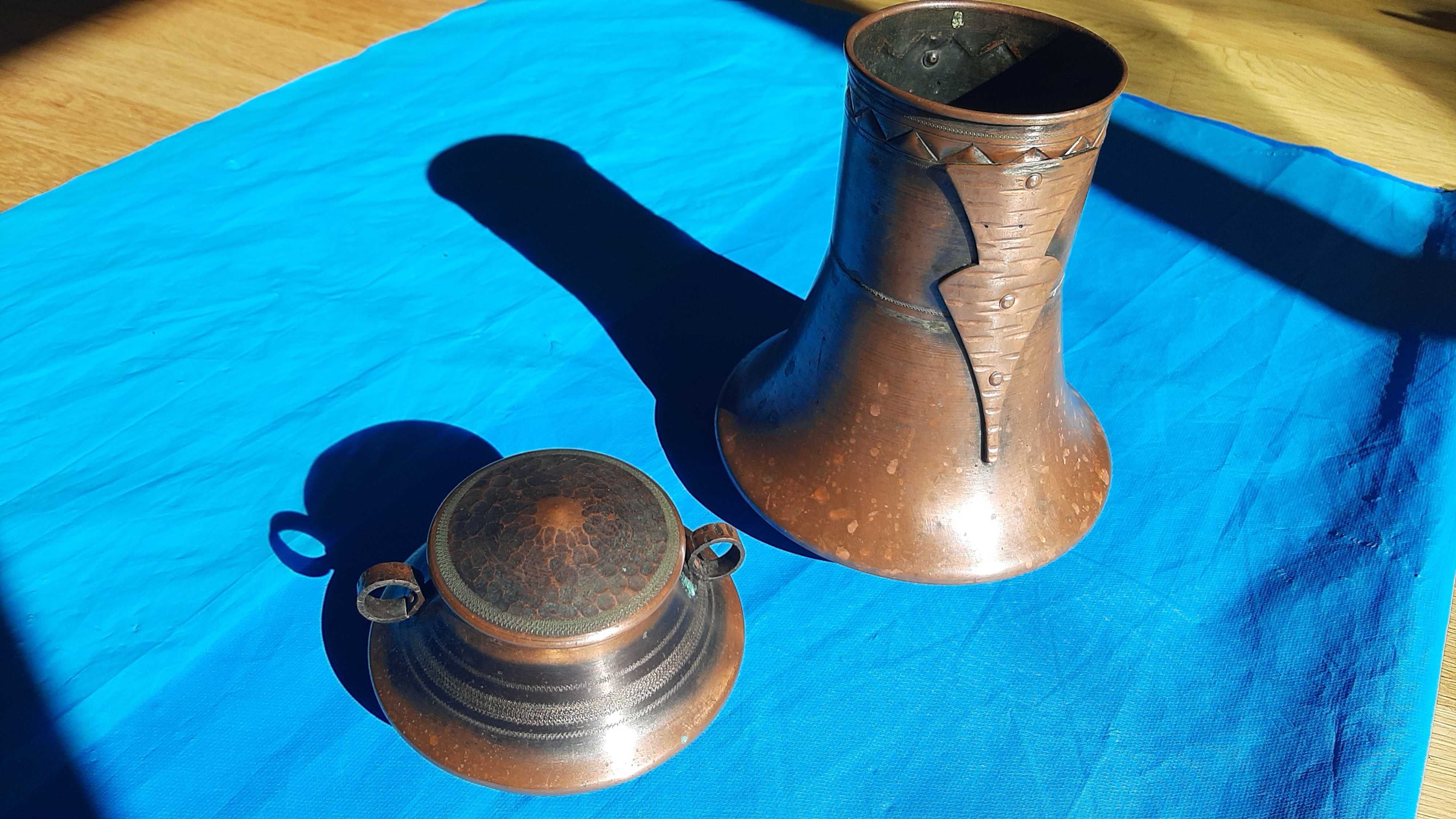 Set vaza si cutie cu capac.Cana letiera, cupru, alama, manual, vintage