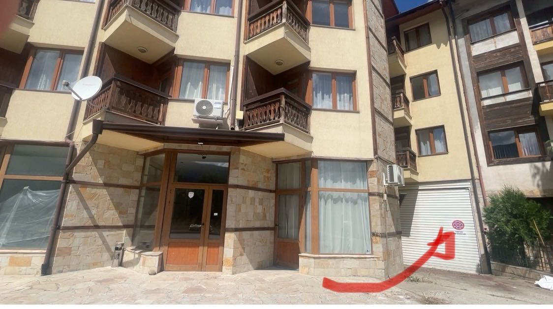 Самостоятелен гараж, вътрешен със самостоятелна врата.