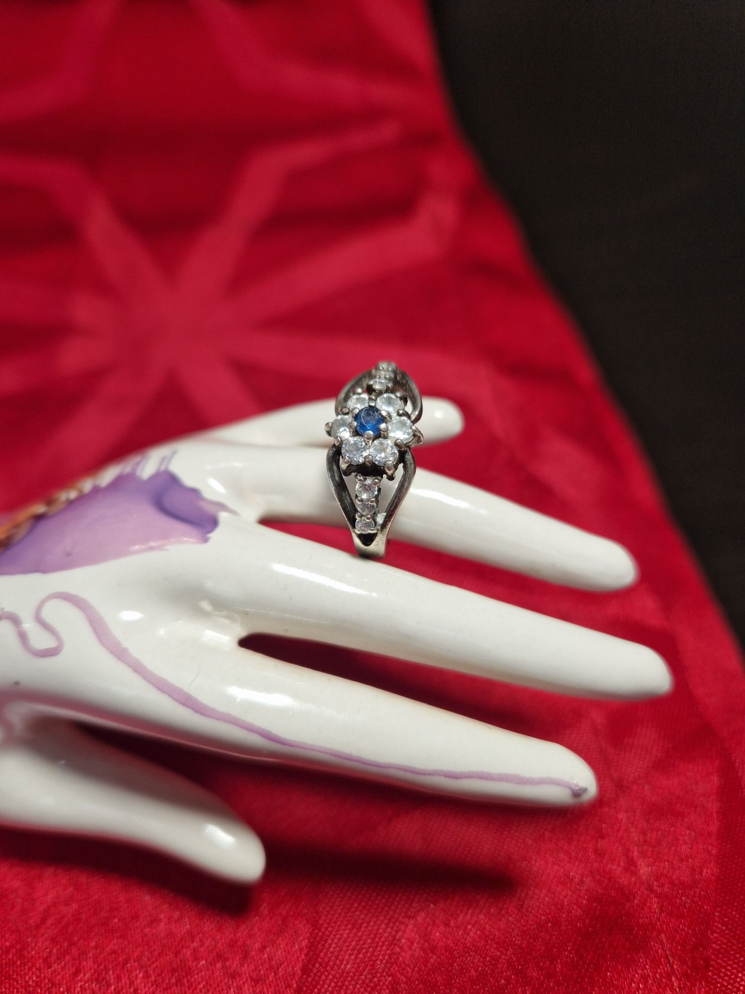 Изящен и красив антикварен сребърен пръстен с сапфир