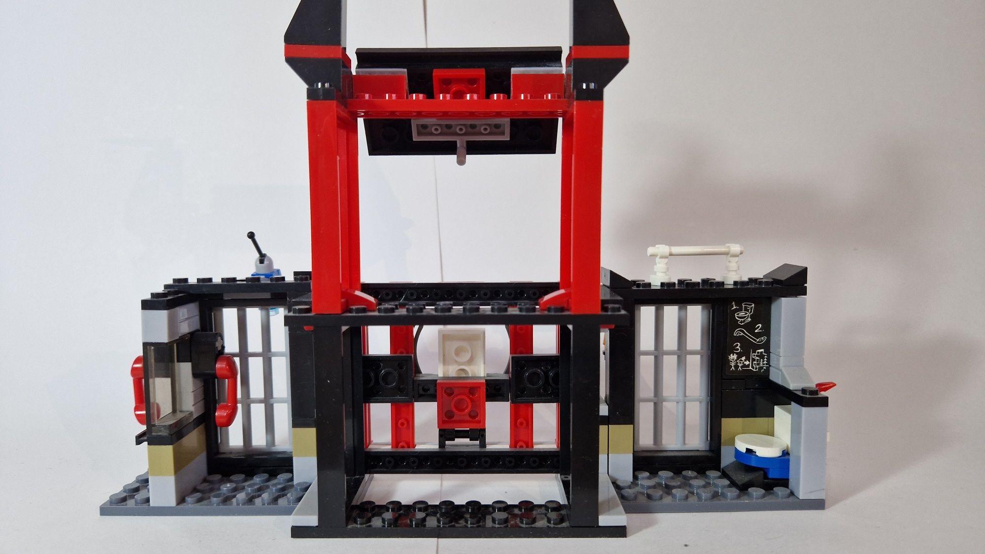 Продаю Lego ninjago имеется коробка и инструкция