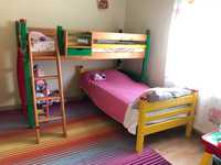 Mobilier copiii cu paturi suprapuse din lemn, vopseaua este ecologica