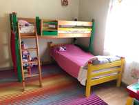 Dormitor  copiii cu paturi suprapuse din lemn, vopseaua  ecologică