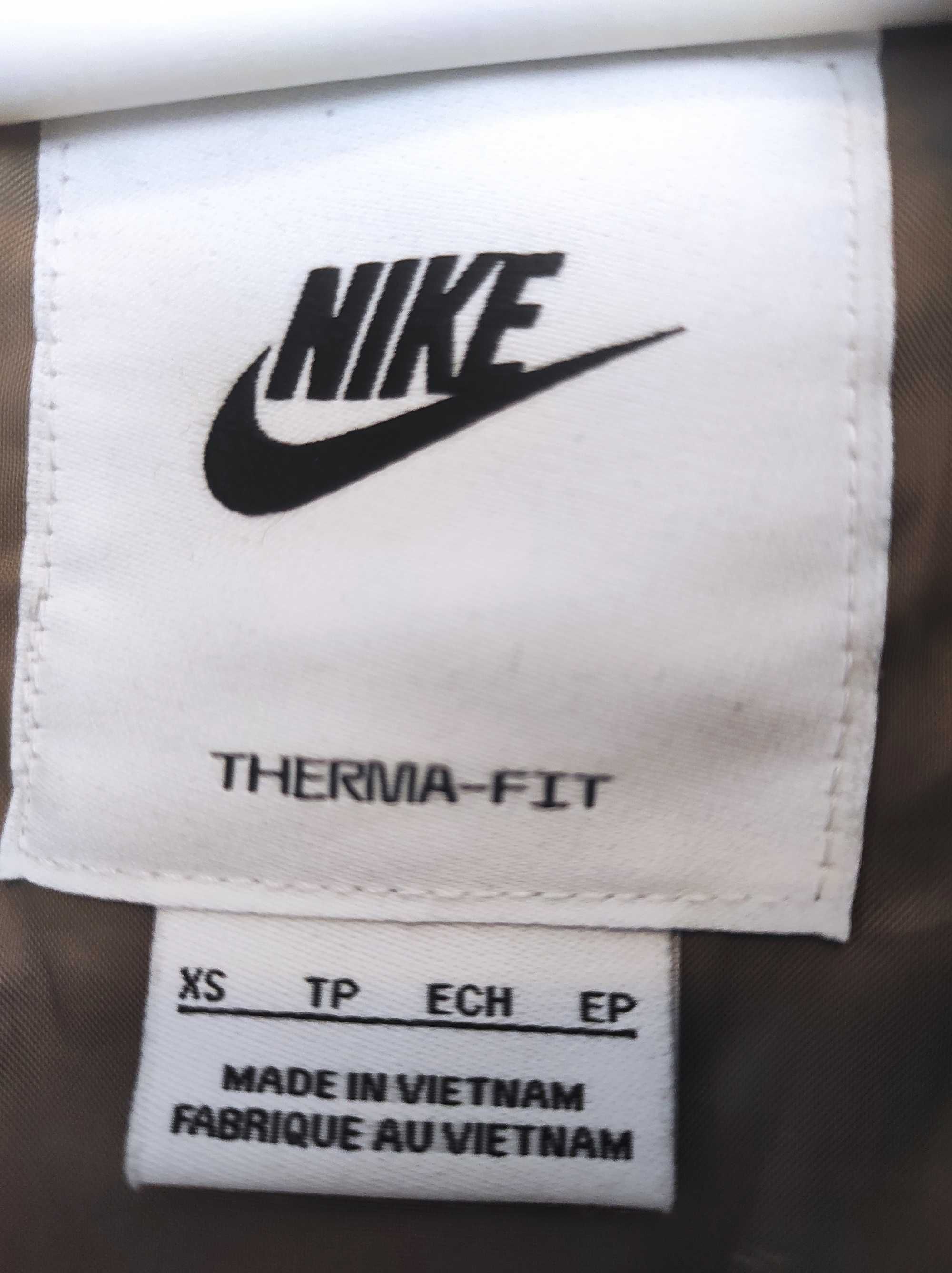 Зимно яке Nike размер XS по етикет в цвят маслина оригинално