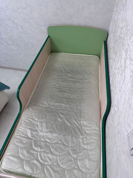 Продам Кровать с матрасом