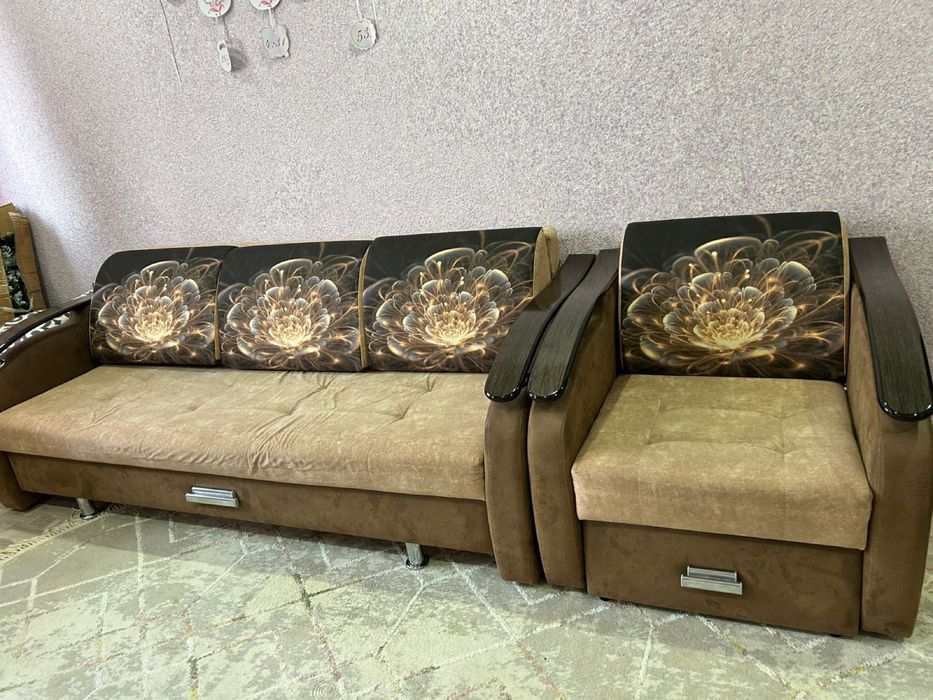 Диван и кресло.