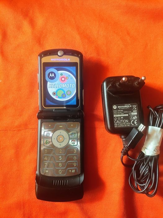 Motorola RAZR V3 Black cu încărcător original ( decodat)