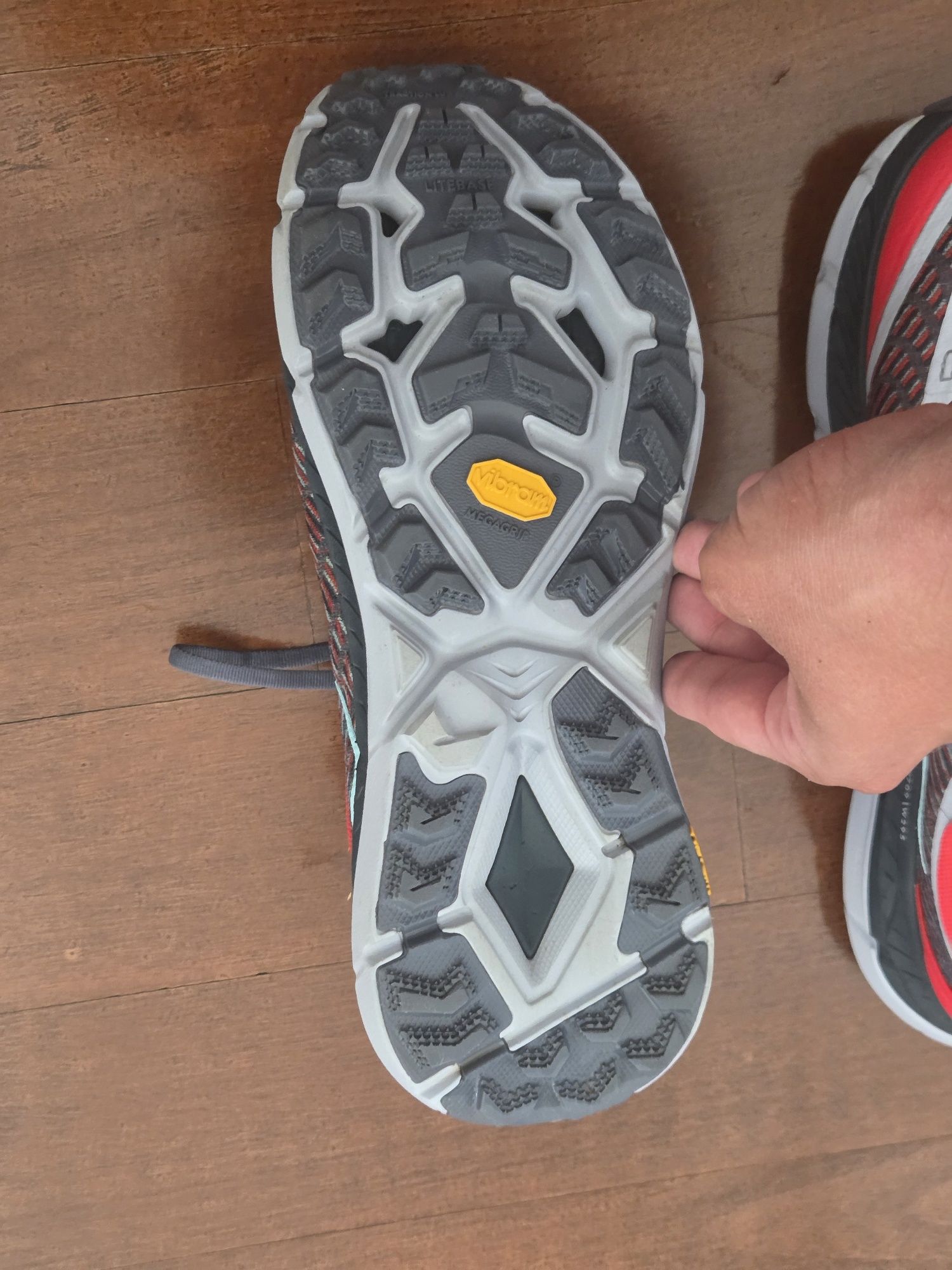 Vând adidași  Hoka mafate speed  4