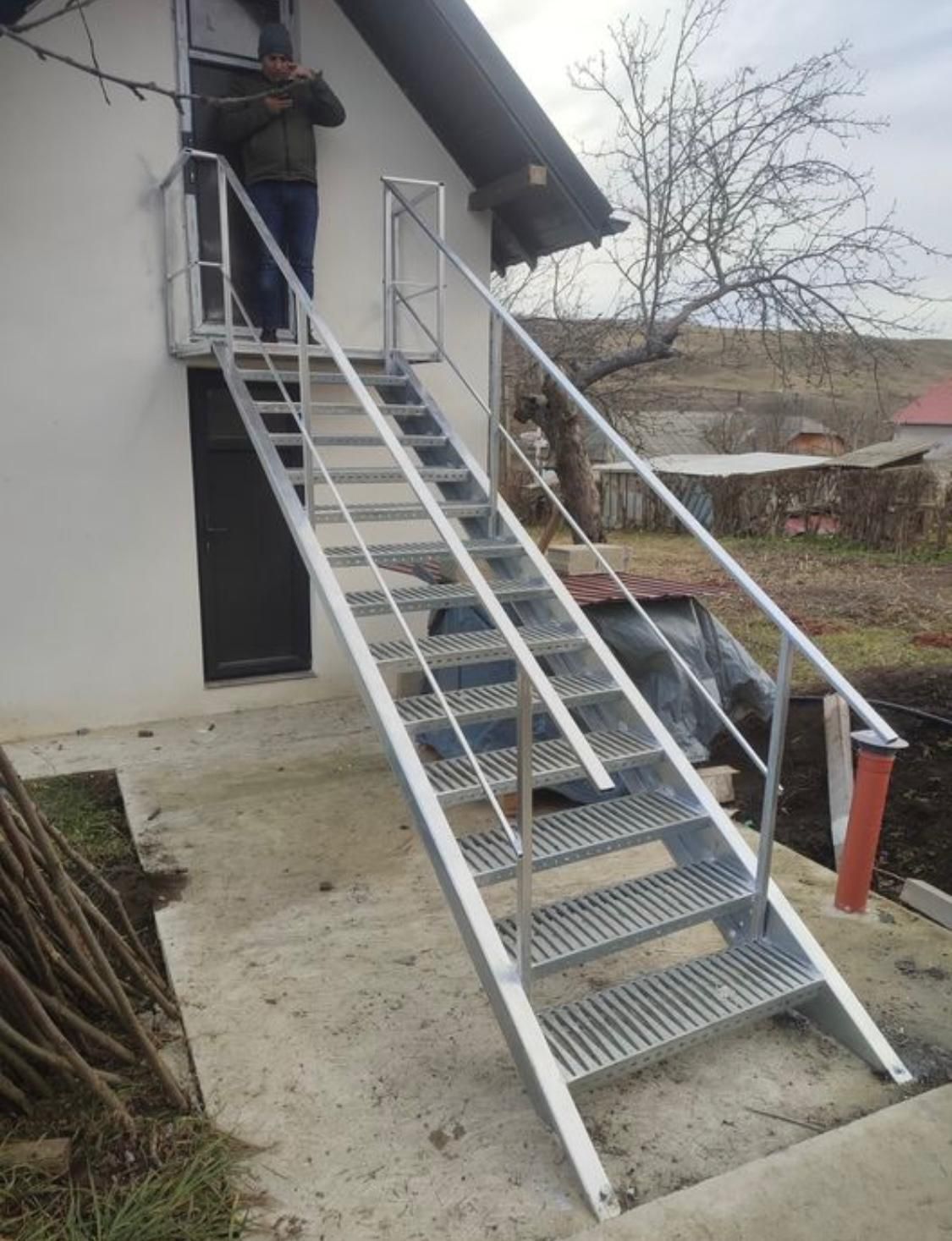 Scara metalica zincata cu potest și balustrada