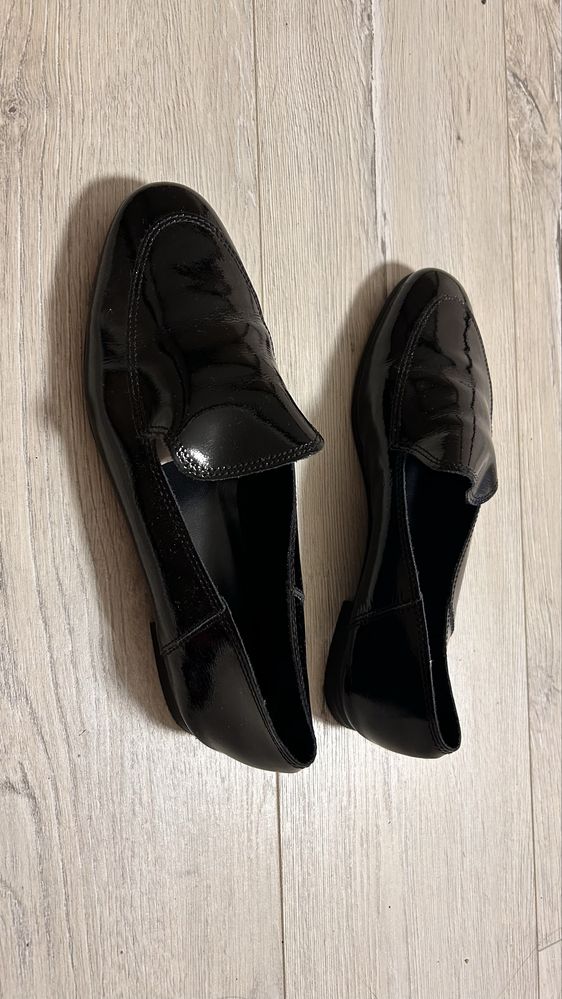Продам лакированные туфли