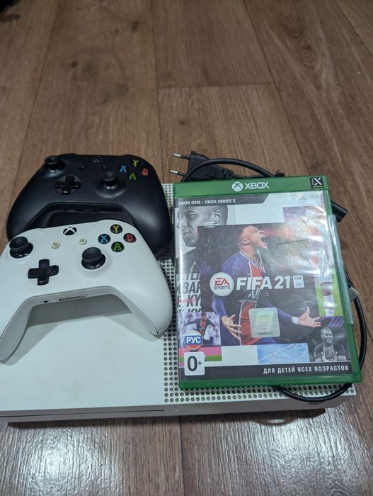 Xbox one S в хорошем состоянии