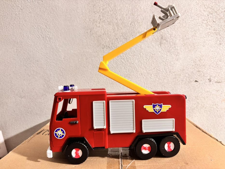 Пожарна кола с  разгъваща се стълба