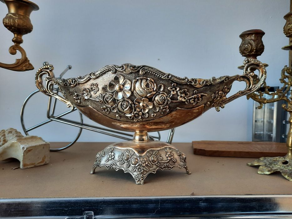 Бюст, бутилка, часовник, римски кани