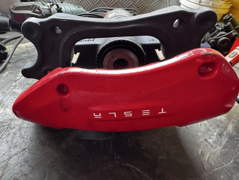 Тесла модел 3-Y спирачен апарат брембо (performance)