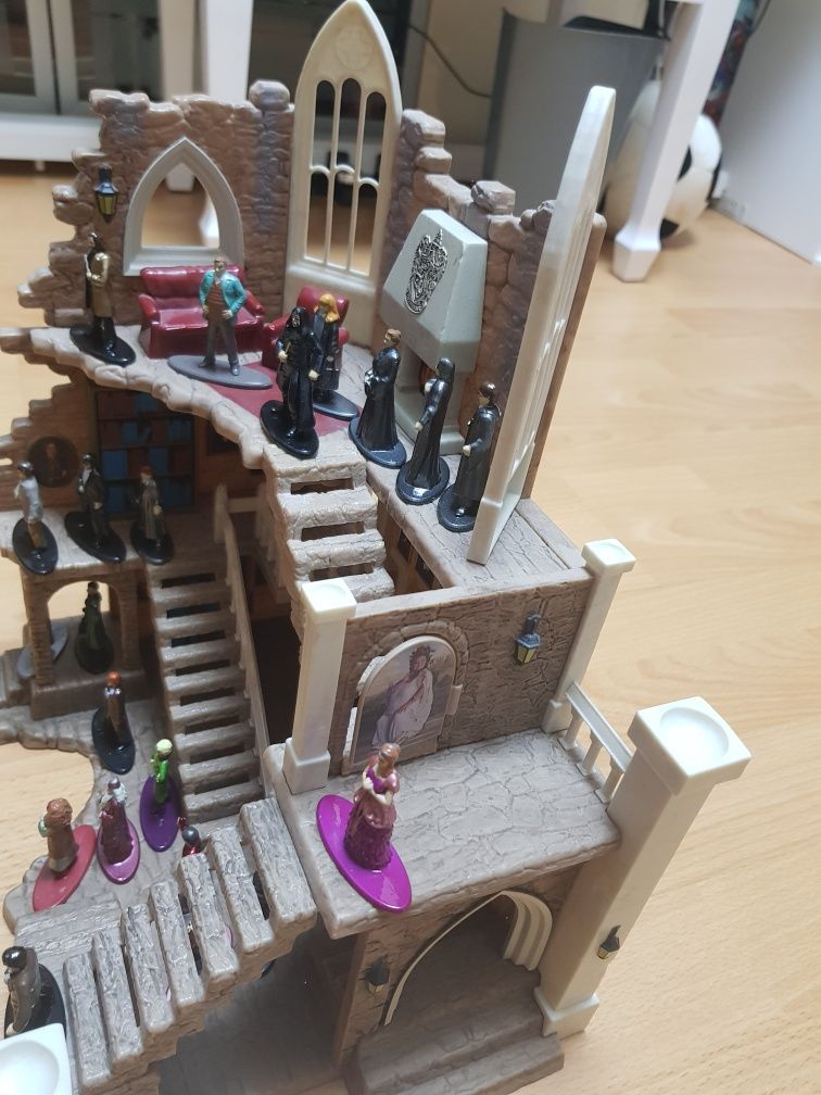 Diorama  Hogwarts Set Harry Potter castel si 22 figurine metalice