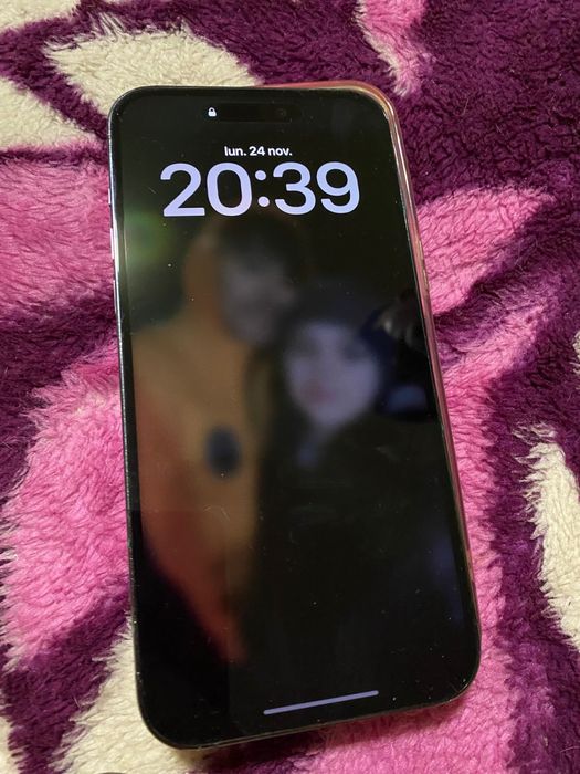 vand iphone 14 pro max, telefonul merge ok, doar spatele este spart