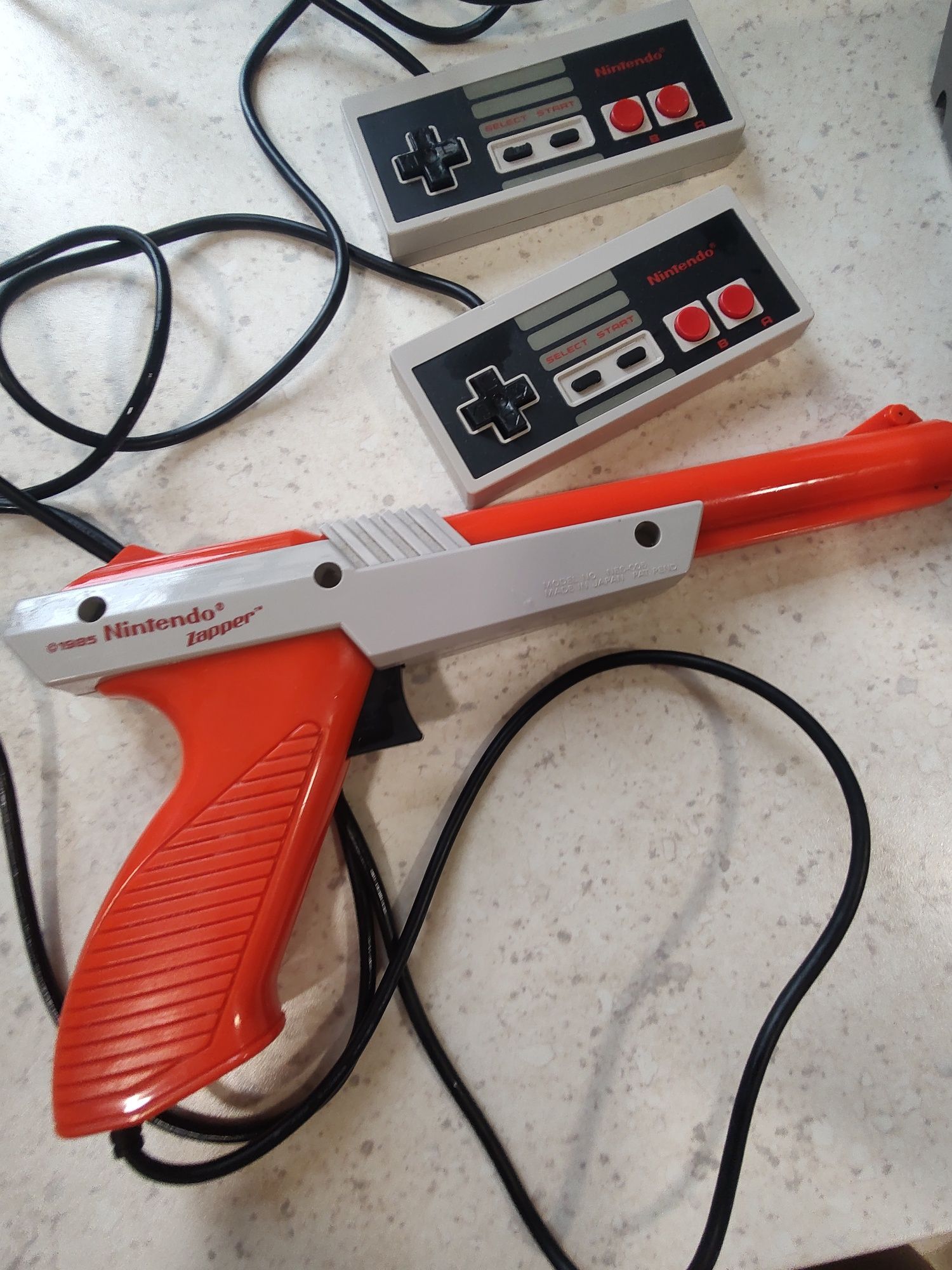 Vând consolă Nintendo Nes + zapper+Duck hunt /mario