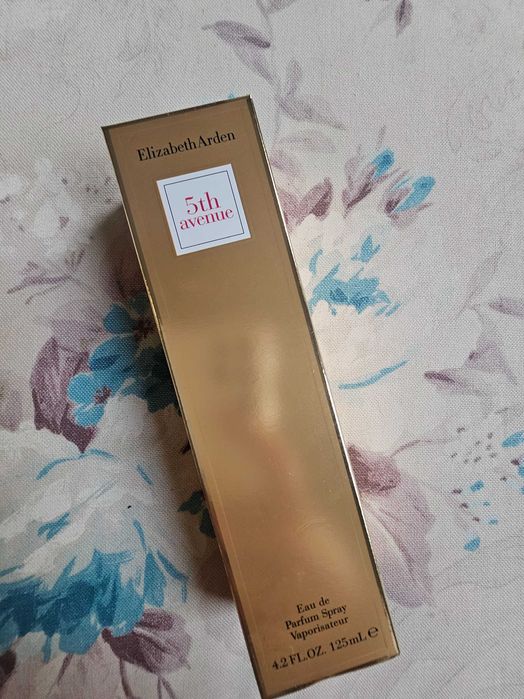 Продавам парфюм Elizabeth Arden 5th Avenue.