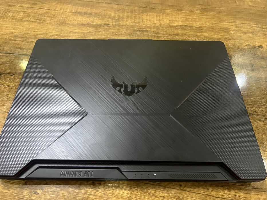 Moshniy igravoy noutbuk