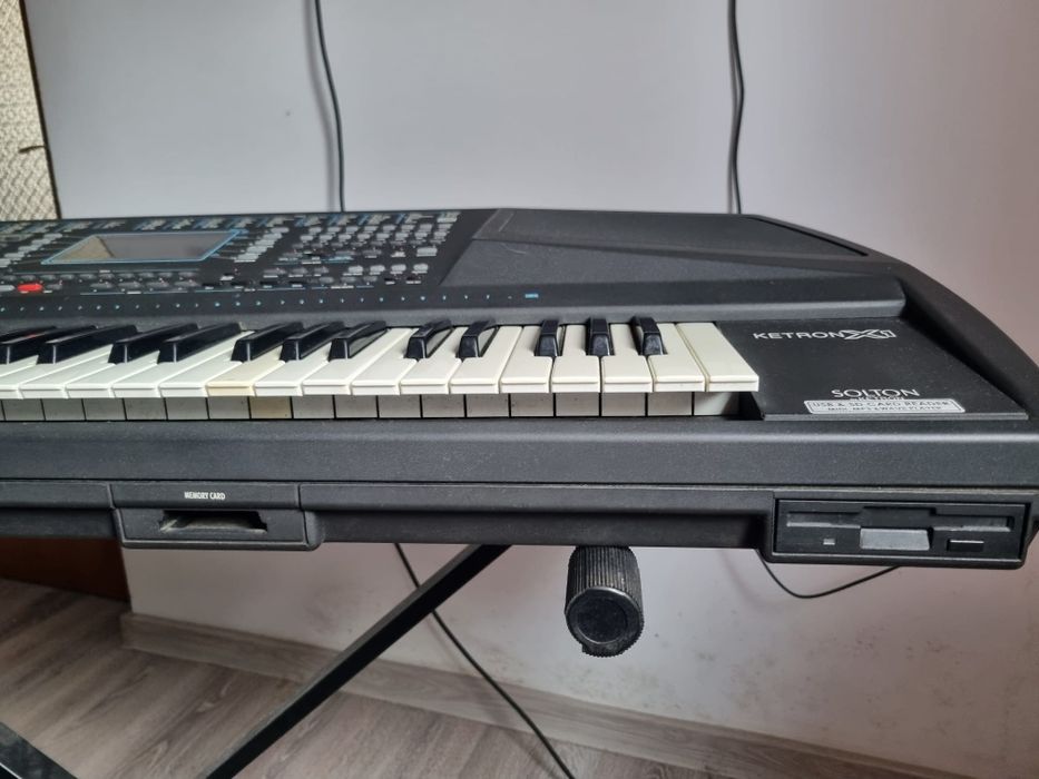 Vând orga  Ketron X1 ca noua