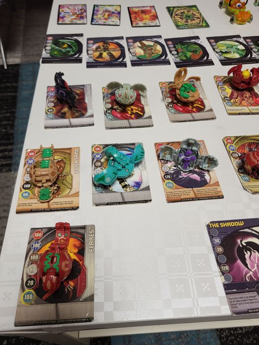 Bakugani 14 bucati.+ 13 Cartonașe Metalice.