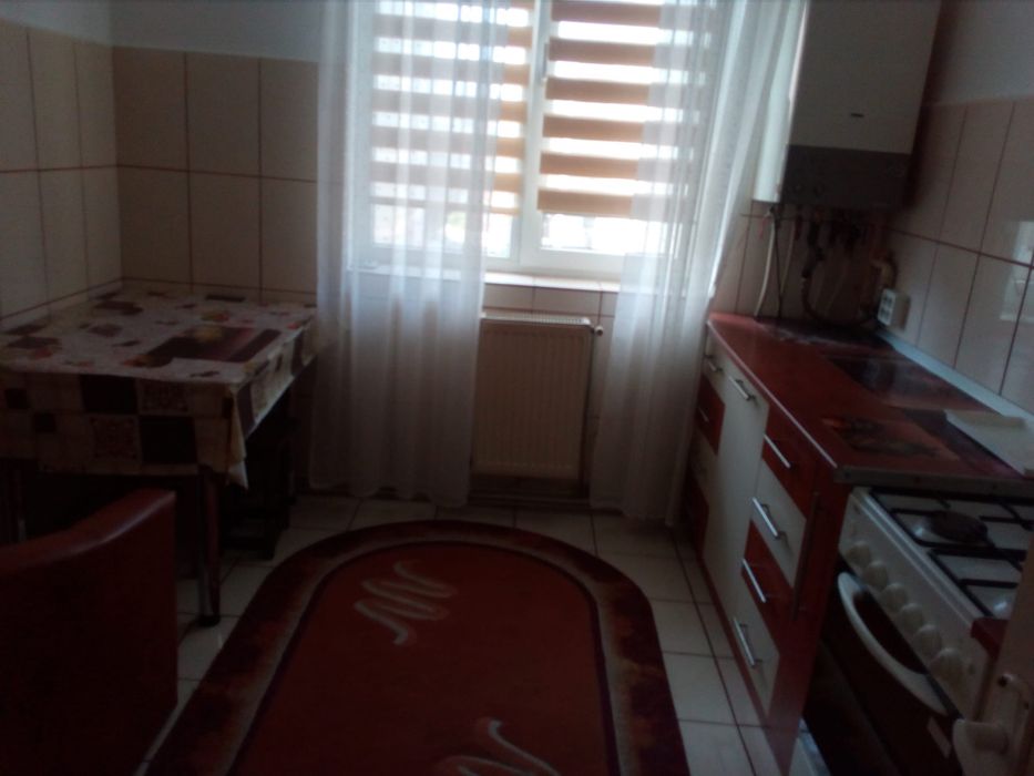 Închiriez apartament cu 3 camere