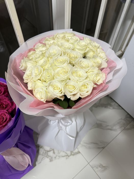 Цветы белые розы свежие 35 шт