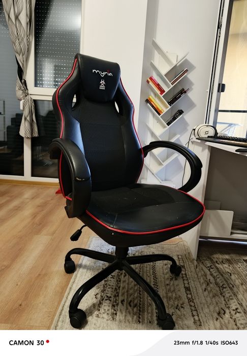 Vând scaun gaming 200 ron