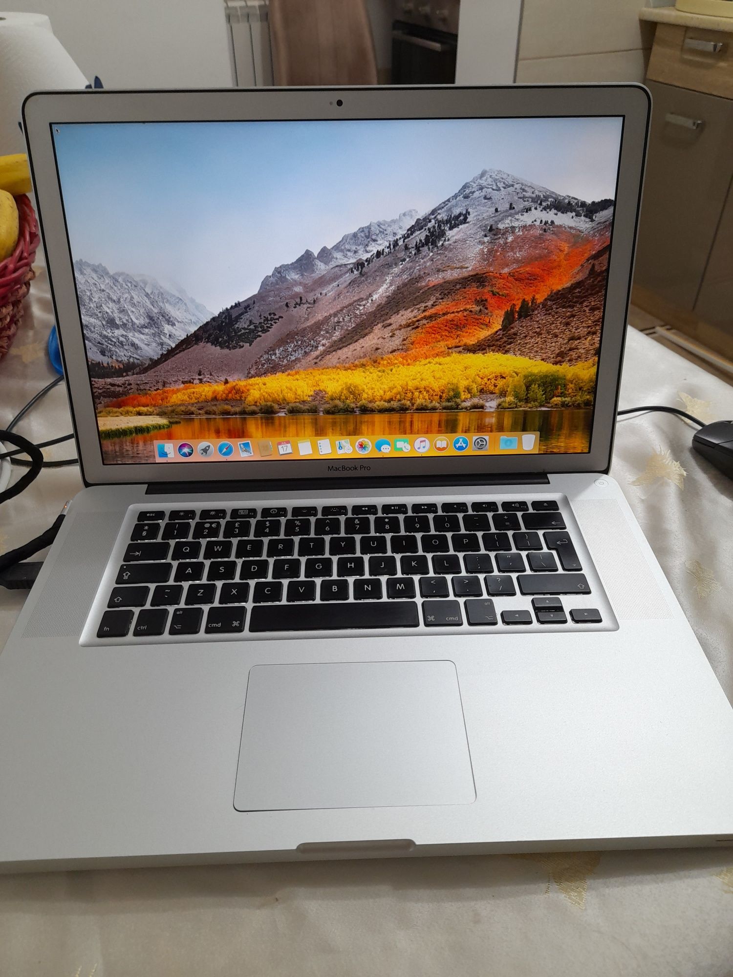 Apple  macbook pro i5 2010