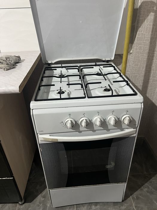 Газовая плита, б/у в рабочем состоянии, чистая без посторонних запахов