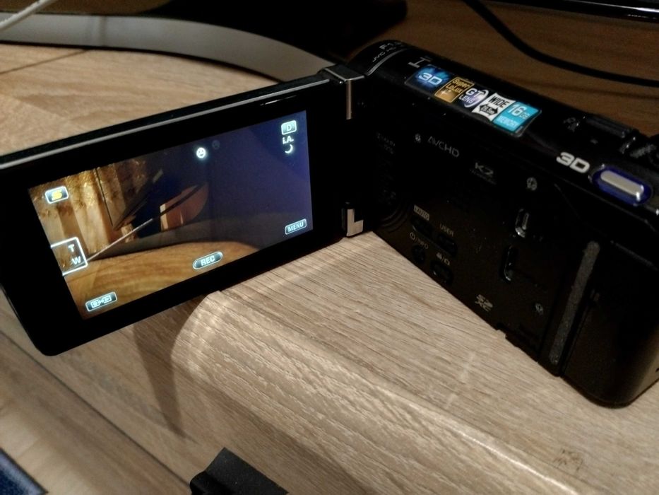 Камера JVC Everio GZ-HM960 Full HD (16GB, 3D) – с малки дефекти