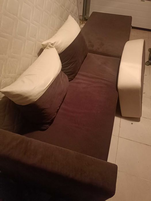 Продавам разтегателен ъглов диван нова без забележки.